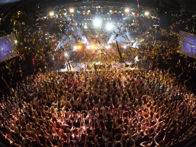 HEROがセミファイナル公演を、TSUTAYA O-EASTで満員の観客を集めて実施!! 大きな声で騒ごうや!!光る指輪を手にした大明神たちが騒ぎ続けた、熱狂の一夜!!