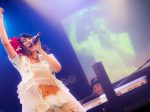 アニソンシンガーかなでももこ、バースデーワンマンの舞台上で「KING SUPER LIVE 2015」演目を数多くカバー!!。客席をゴムボートに乗って練り歩くパフォーマンスも!!｜Myuu♪