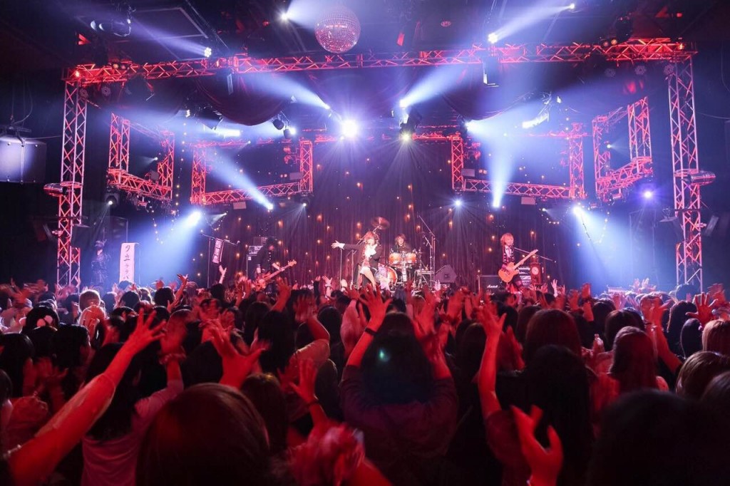 新宿ReNYの会場が騒ぐ観客たちの熱気で大揺れ!! ベルが、活動一周年を祝したワンマンライブに描いた熱狂渦巻いたサスペンスな歌謡劇!!