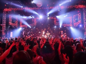 新宿ReNYの会場が騒ぐ観客たちの熱気で大揺れ!! ベルが、活動一周年を祝したワンマンライブに描いた熱狂渦巻いたサスペンスな歌謡劇!!