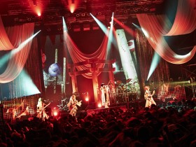 己龍、Zepp Tokyoを埋め尽くしたファンたちの前で、最新シングル『彩』の発売と次の単独巡業「彩 霞 蓋 世」を発表。｜Myuu♪